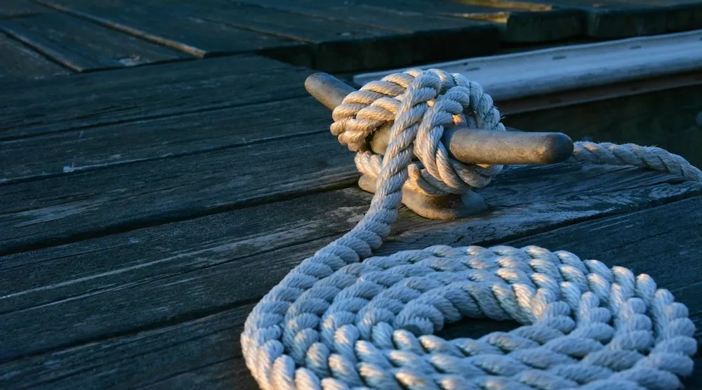 El capitán salió a comer y los marineros tomaron el barco